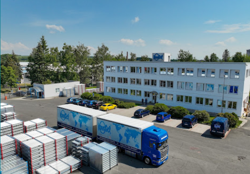 Stabilimento KOVOBEL a Domažlice con camion e box